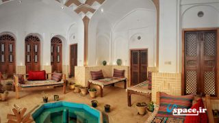 محوطه هتل سنتی خانه اطلسی - کاشان